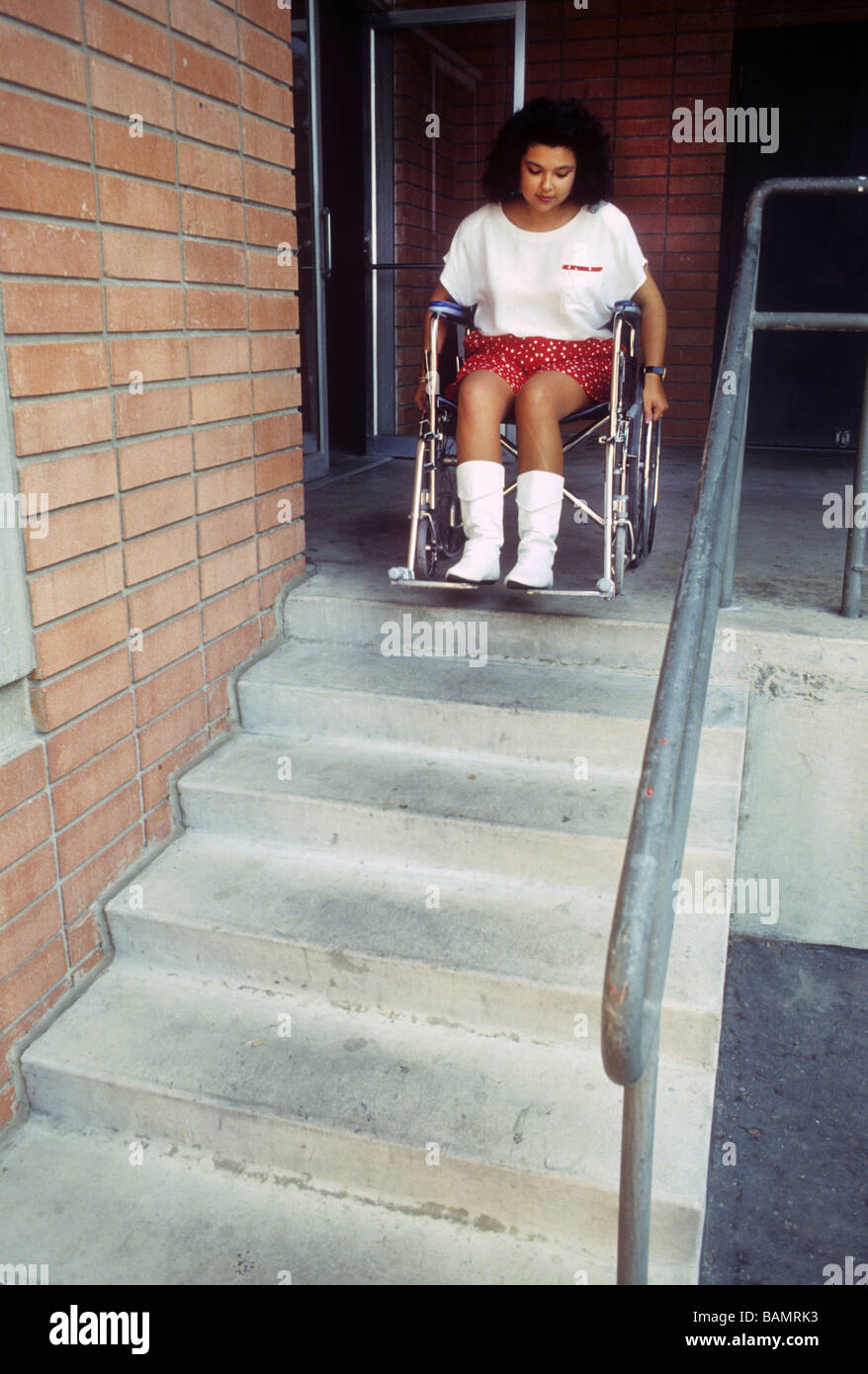 Hispanische Teen Mädchen im Rollstuhl Rollstuhl Top Treppen Handicap Barriere Stop Zugangssperre zu verhindern, dass Herbst Gefahr Hindernis Stockfoto