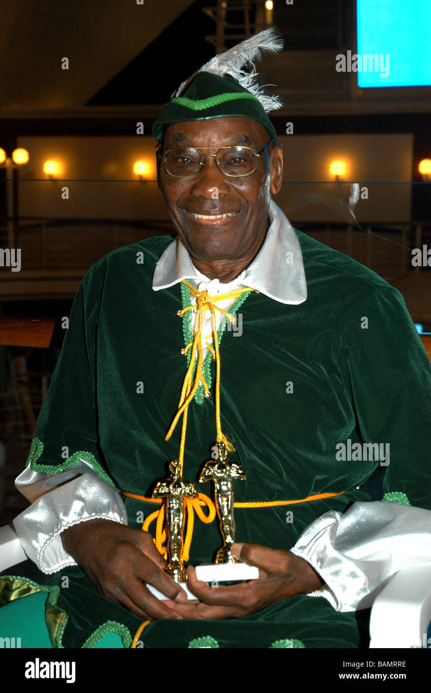Frankie Manning auf seinem 90. Geburtstag Feier Karibik Kreuzfahrt, gekleidet wie Robin Hood, Mai 2004 (26. Mai 1914 - 27. April 2009) Stockfoto