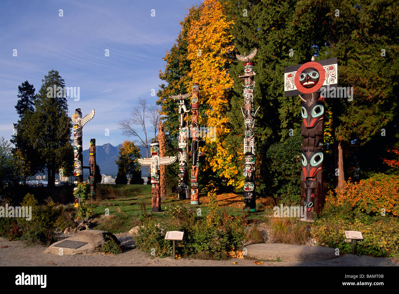Stanley Park Totempfähle am Brockton Point, Vancouver, BC, Britisch-Kolumbien, Kanada - Herbst / Herbst Stockfoto