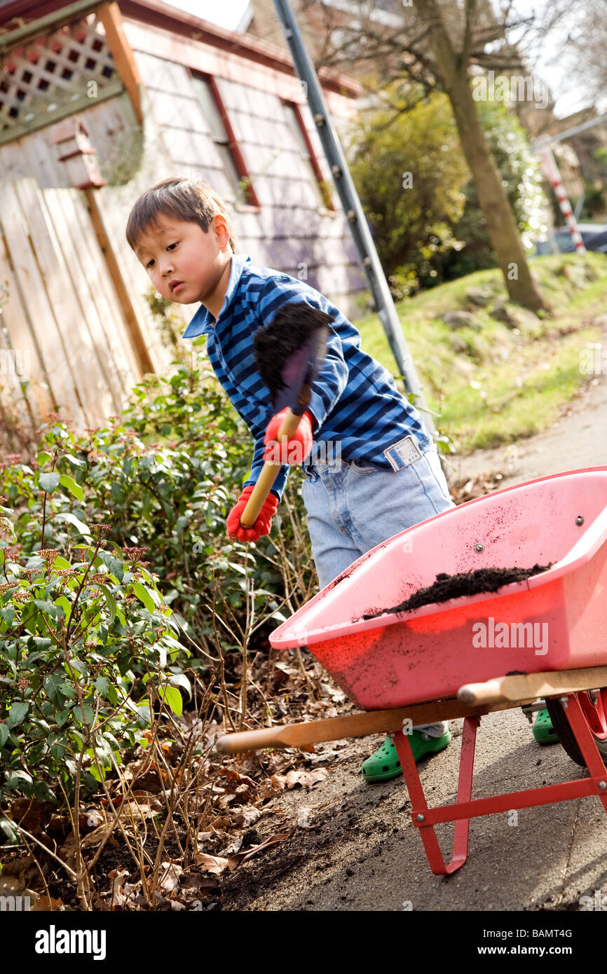 Kleiner Junge, der im Garten arbeitet Stockfoto