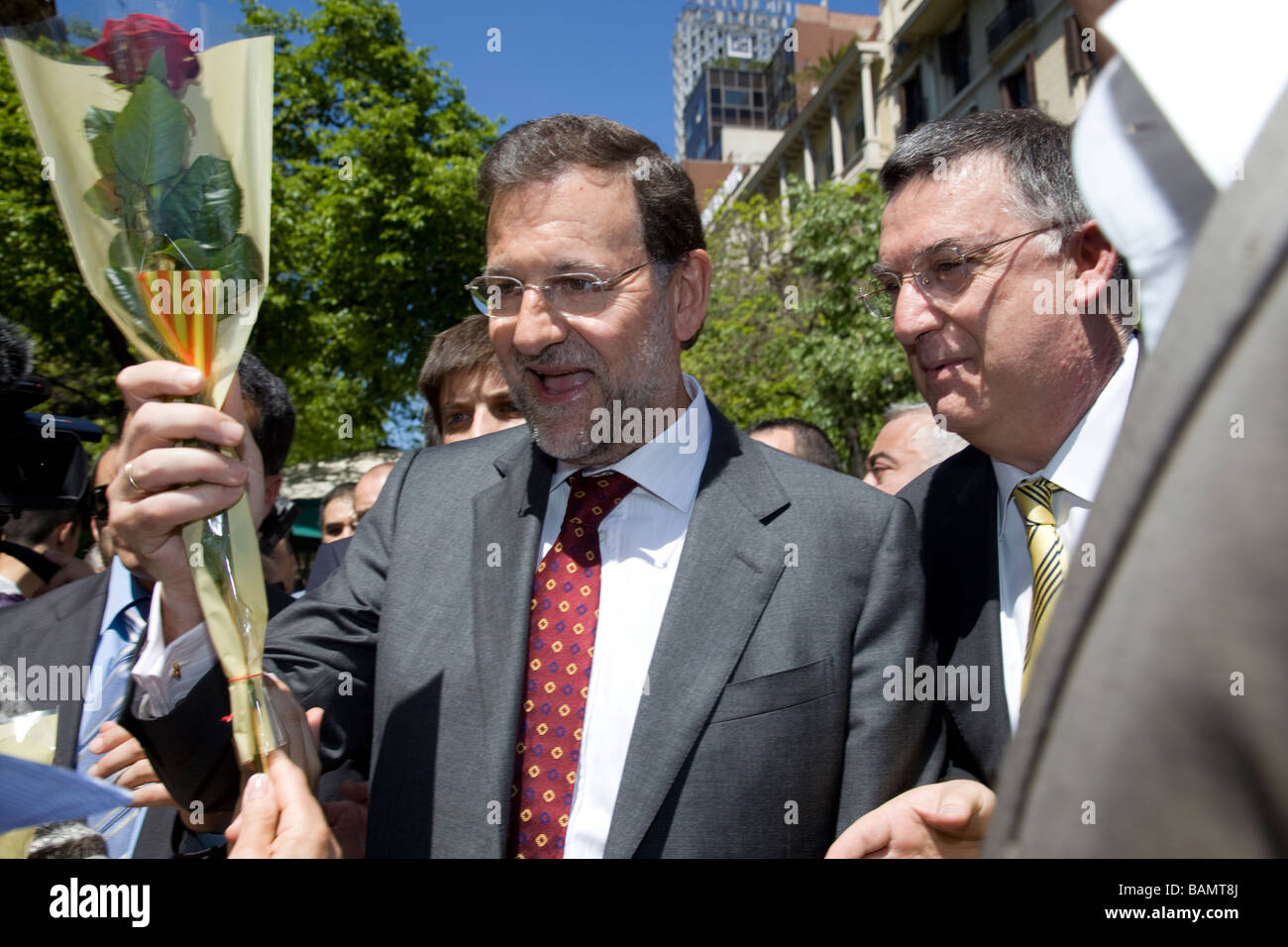 Leiter der spanischen Regierung Oppositotion suchten ein Buch während der Welttag des Buches (23. Februar, St. George) in Barcelona Stockfoto