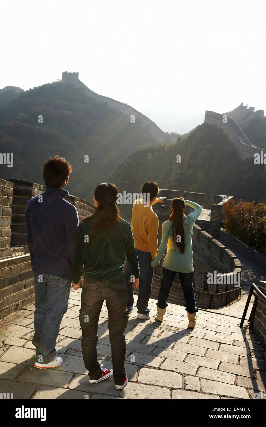 Zwei junge Paare besuchen Sie die große Mauer von China Stockfoto