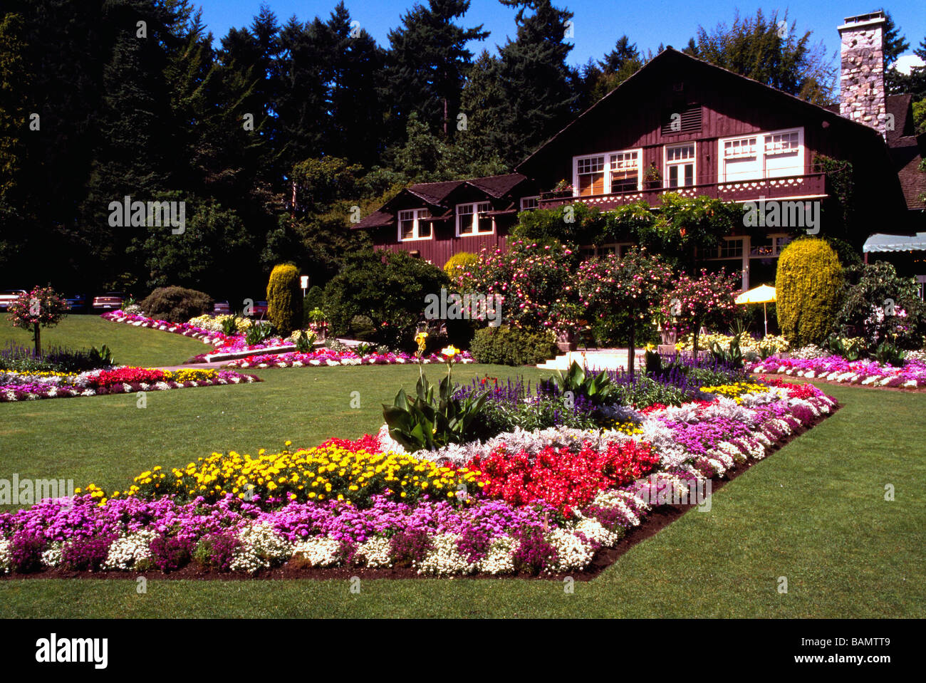 Blumen blühen in den Gärten am Stanley Park Pavillon Vancouver British