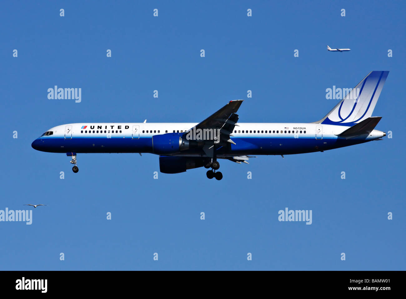 United Airlines B757 mit ausgefahrenem Fahrwerk nach unten. Stockfoto