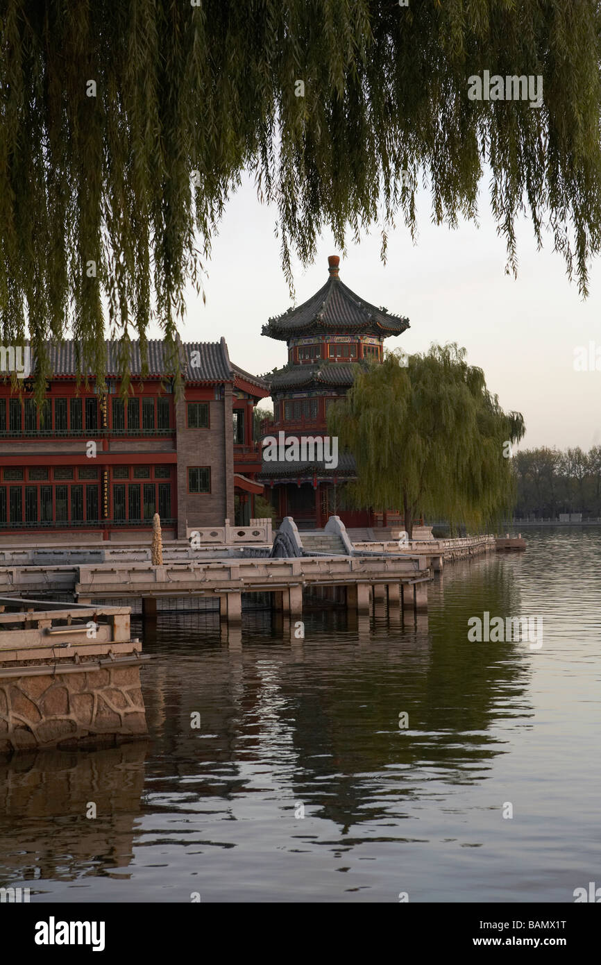 Blick über Wasser in einem traditionellen Gebäude Stockfoto