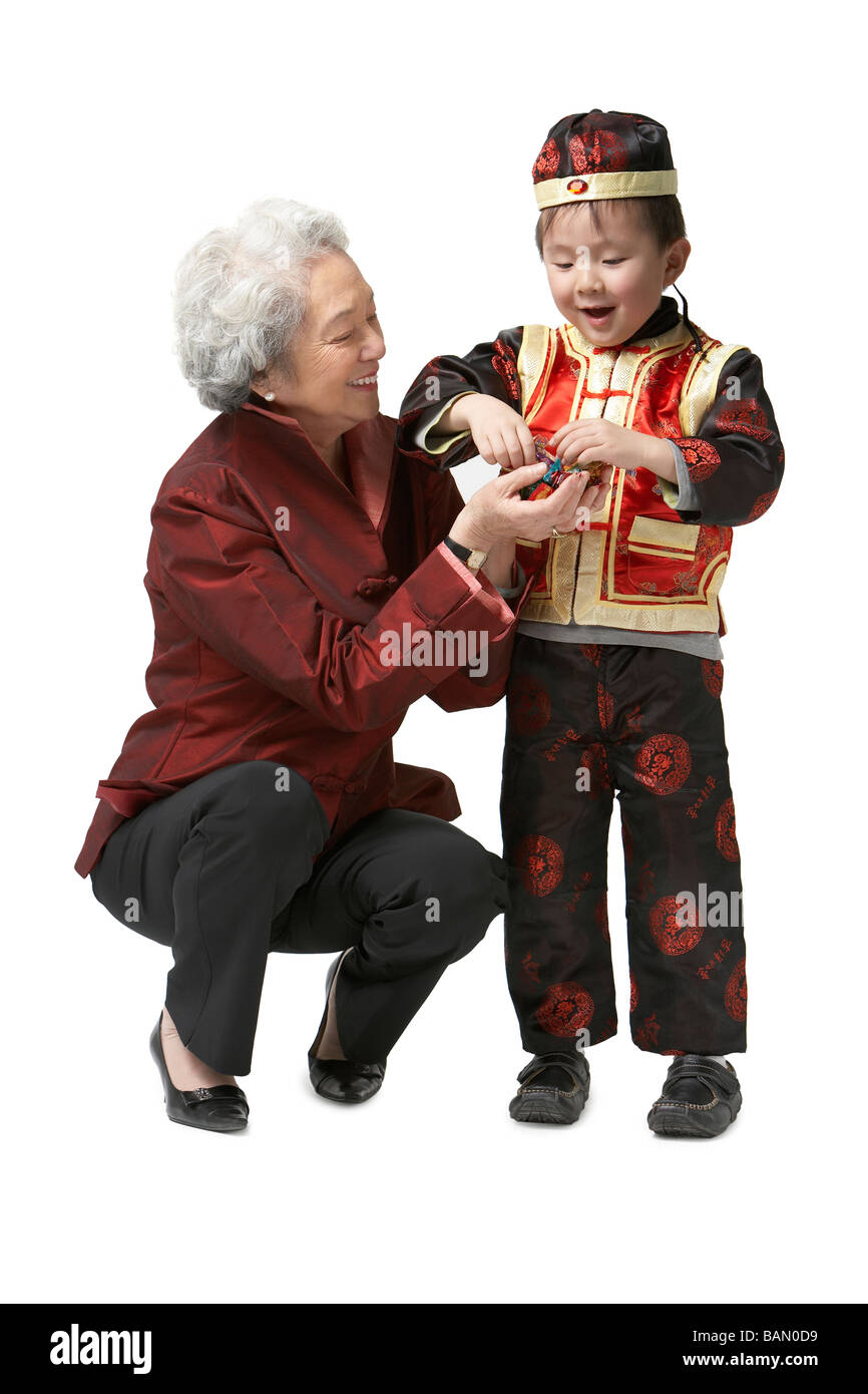 Eine Großmutter teilt Candy mit ihrem Enkel auf Chinese New Year Stockfoto