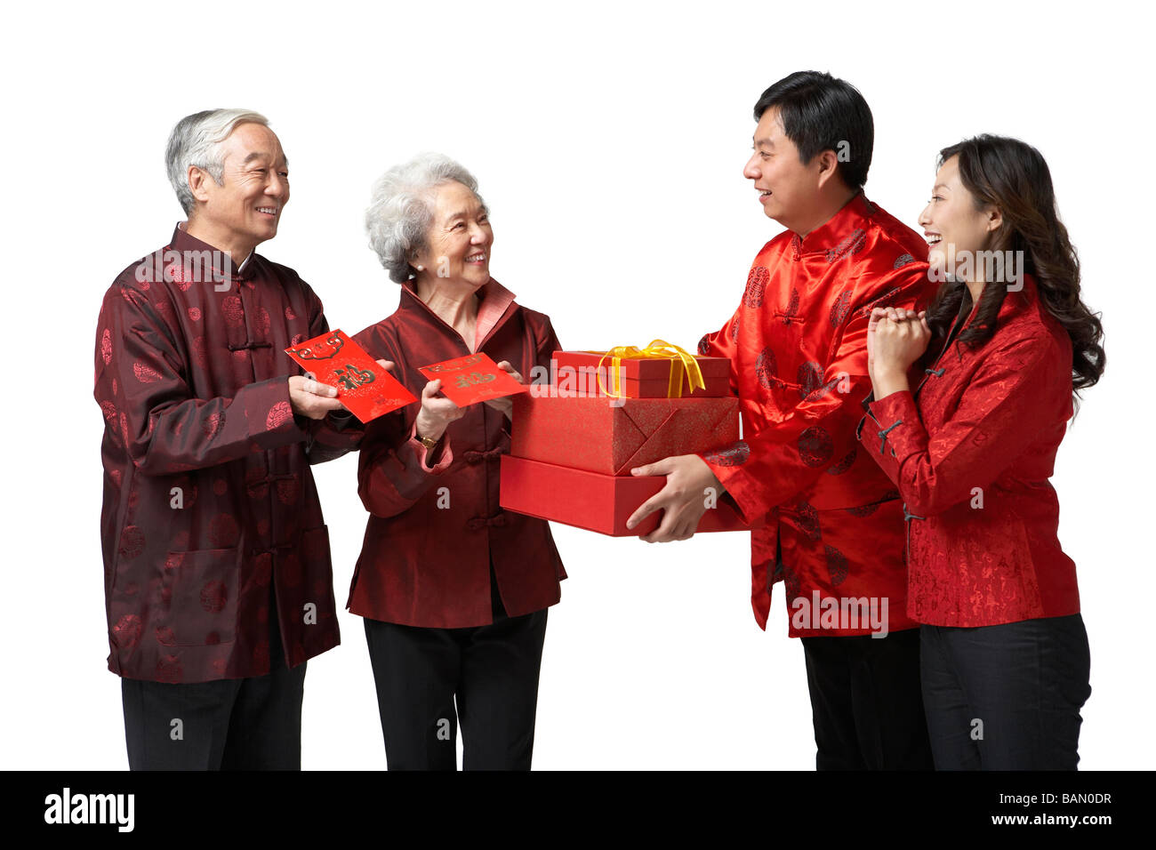 Zwei Generationen, Austausch von Geschenken an Chinese New Year Stockfoto