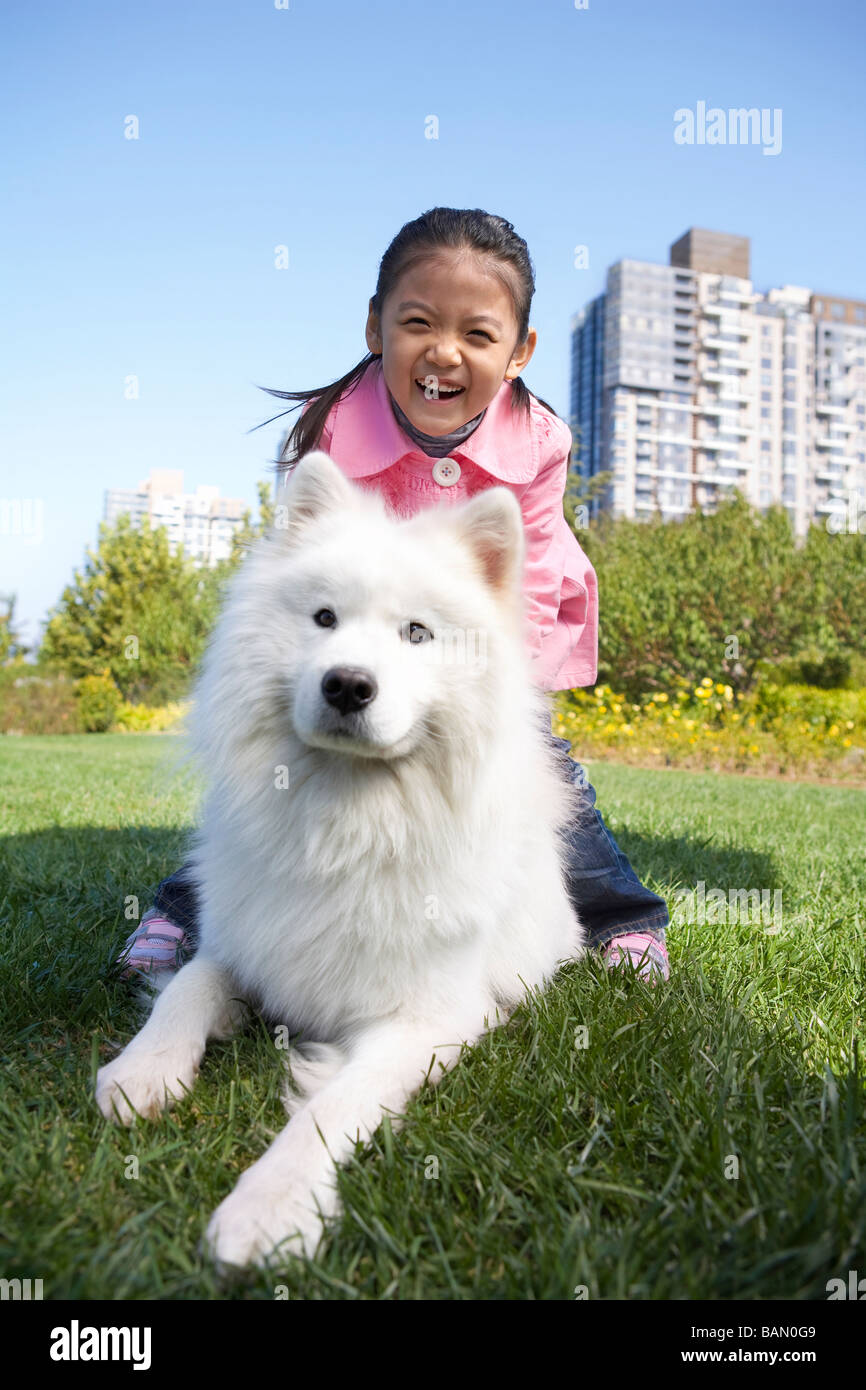 Ein junges Mädchen und ihr Hund Stockfoto