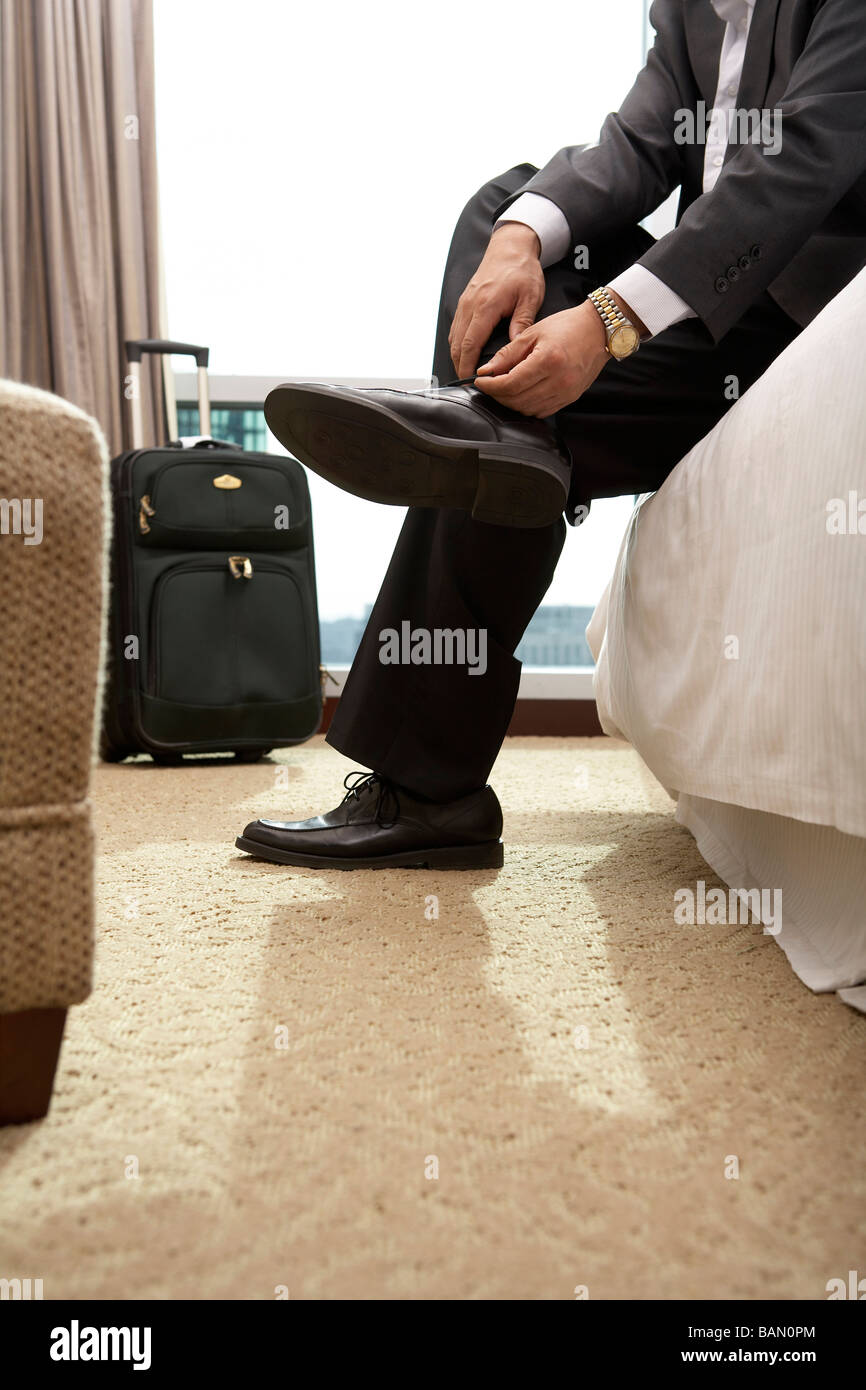 Mann Schuhe Anziehen Stockfoto und mehr Bilder von Anzug Mann Schuhe Anziehen Stockfoto und mehr Bilder von Anzug