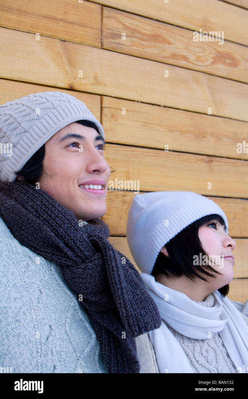 Junger Mann und junge Frau blickte lächelnd Stockfoto
