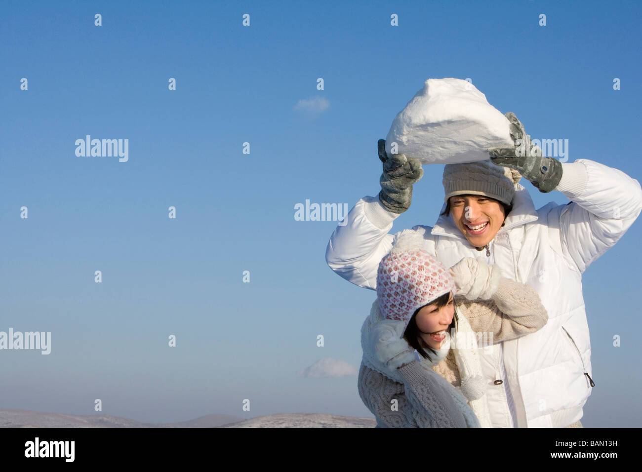 Junger Mann mit einer jungen Frau zu spielen Stockfoto