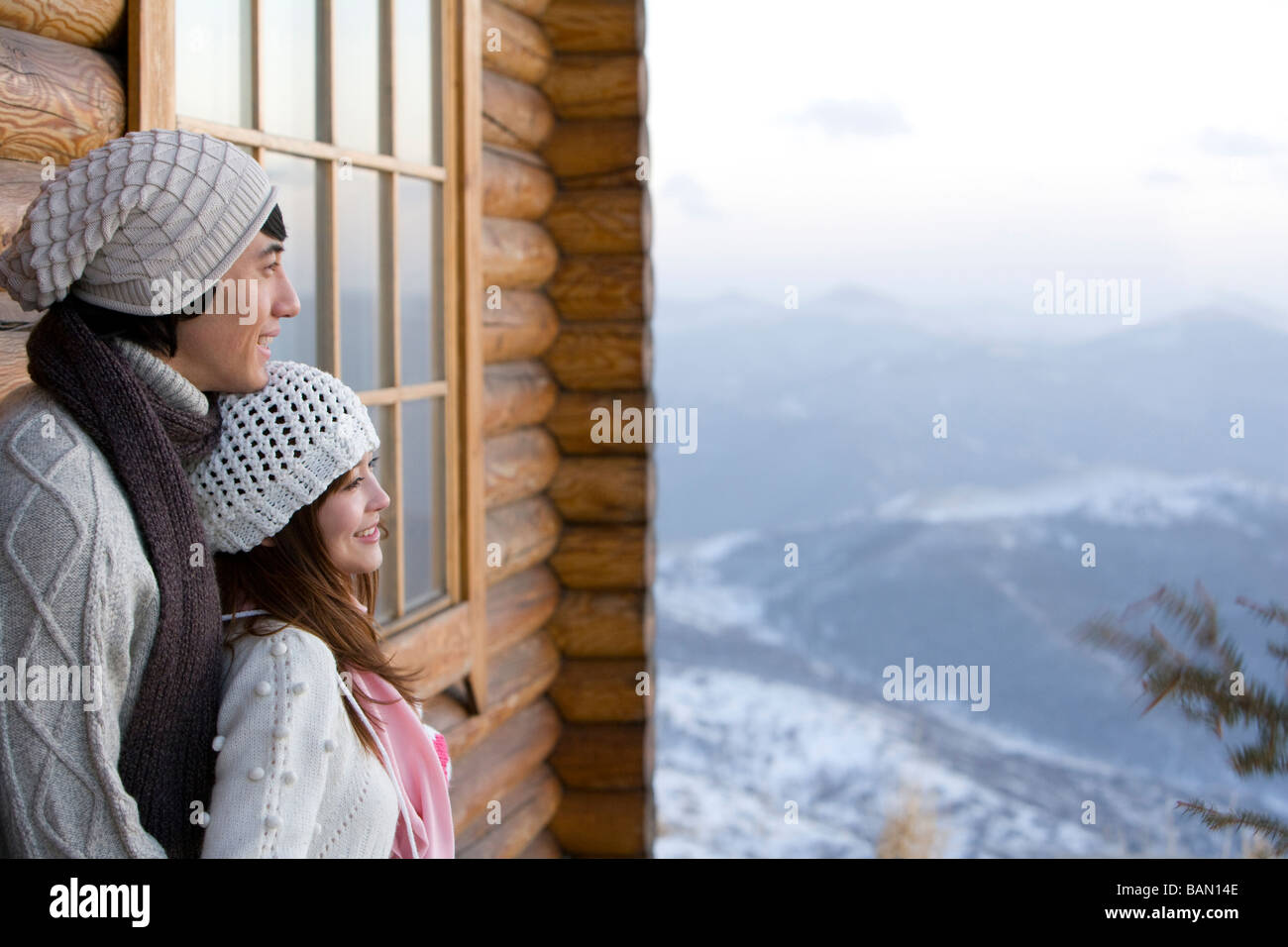 Junge Frau und junger Mann in der Ansicht Stockfoto