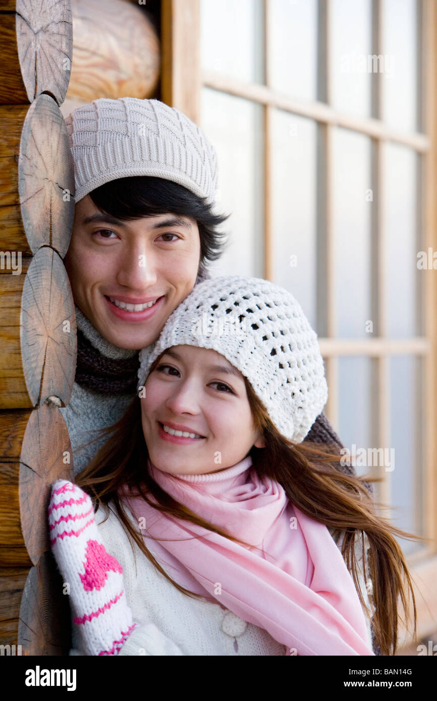 Junger Mann und junge Frau schaut in die Kamera Stockfoto