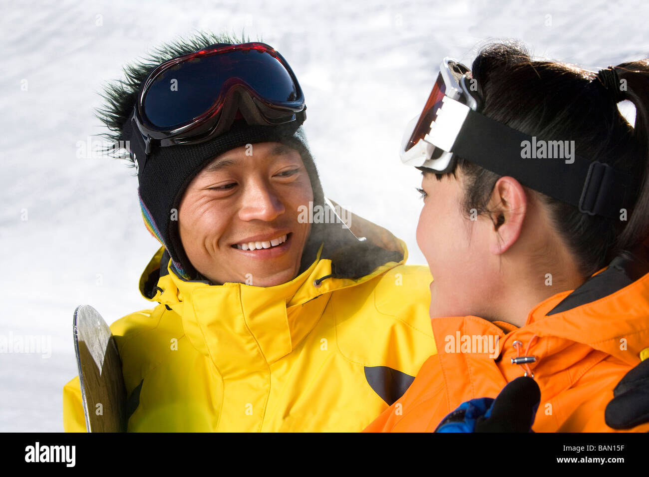 Nahaufnahme eines jungen Mannes, der eine junge Frau lächelt Stockfoto