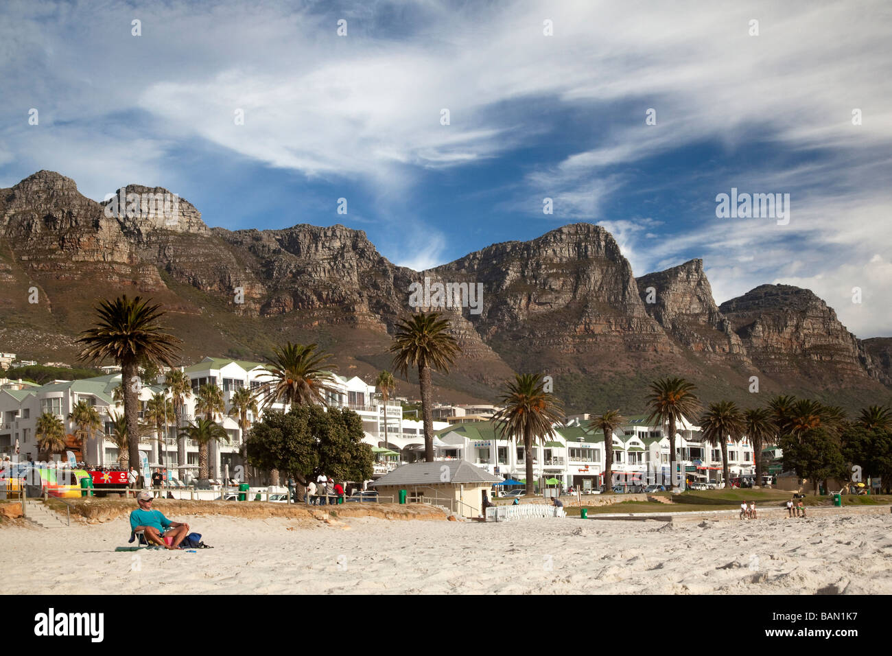 Mann am Strand, Camps Bay, Kapstadt, Südafrika Stockfoto