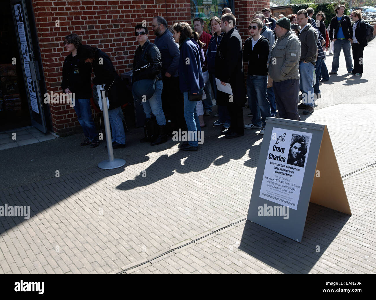 Warteschlange Signierstunde Craig Charles Stockfoto