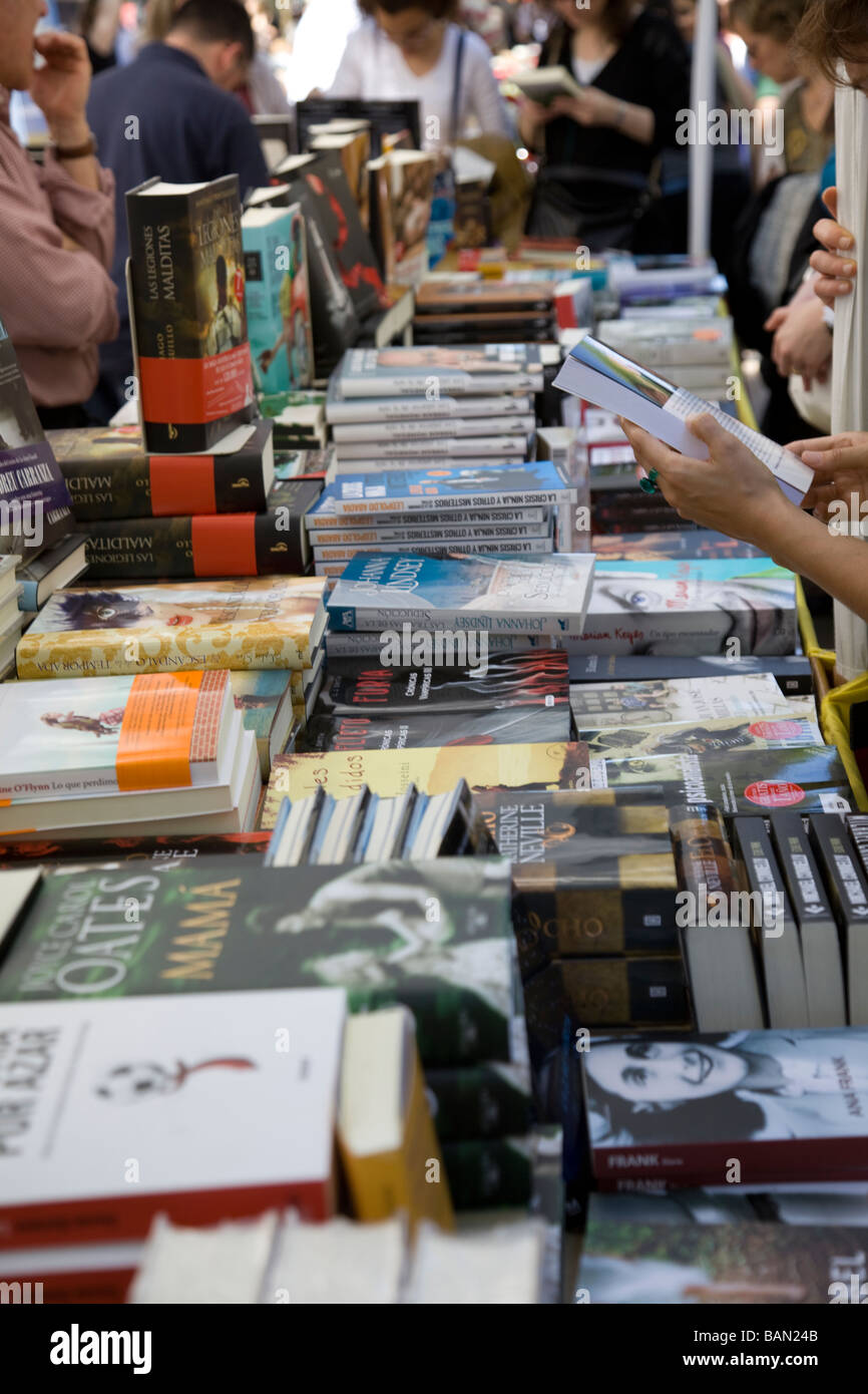 Hände von Menschen, die Bücher von einem street Shop in Barcelona während der St. Jordis fest (St. Georg) und der Welttag des Buches Stockfoto