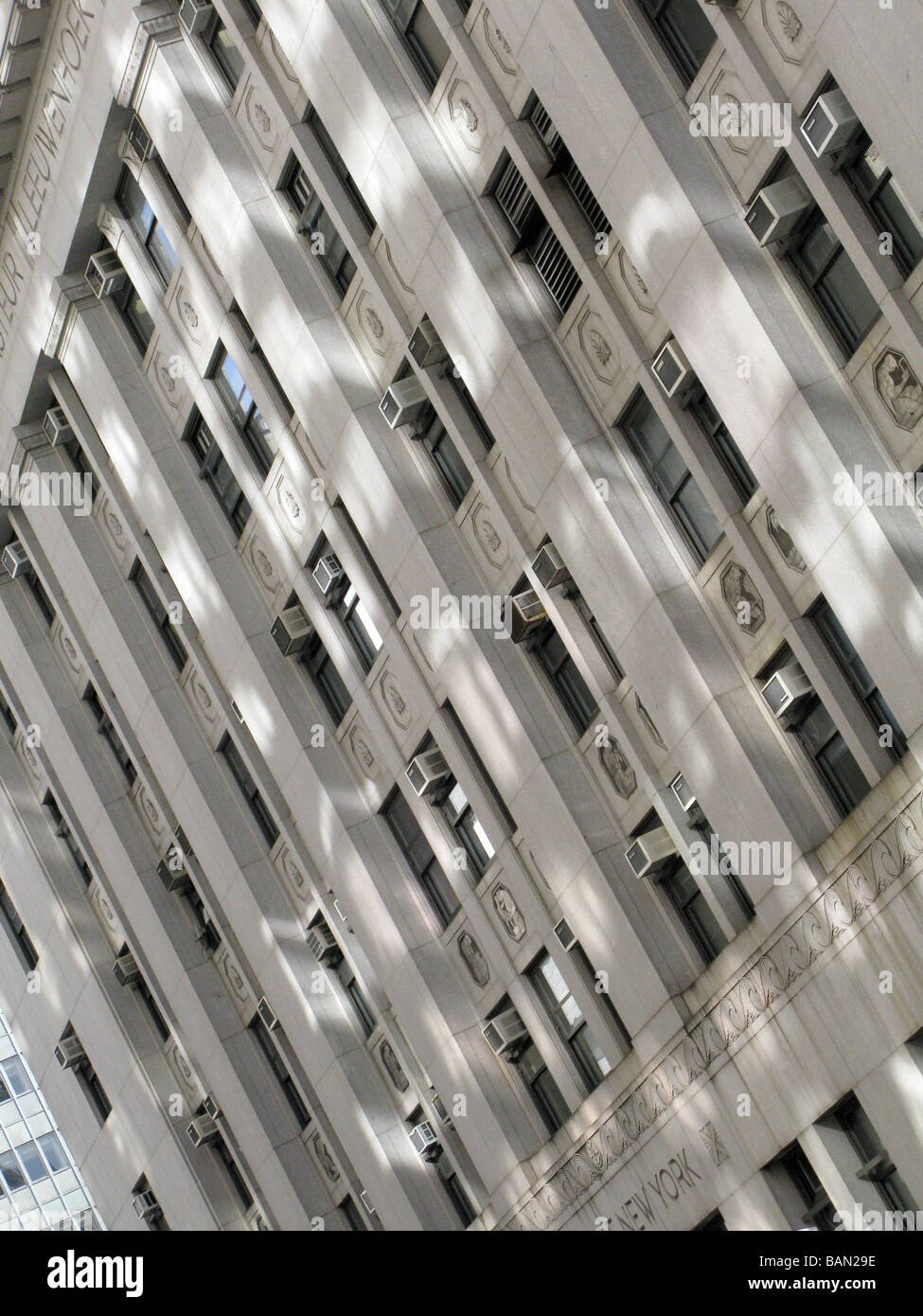 Lichtreflexionen von Windows auf der anderen Straßenseite bilden eine Muster auf einer Gebäudewand in Soho, Manhattan New York Stockfoto