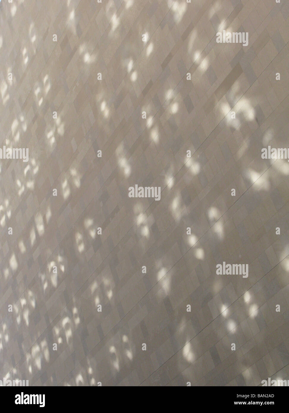 Lichtreflexionen von Windows auf der anderen Straßenseite bilden eine Muster auf einer Gebäudewand in Soho, Manhattan New York Stockfoto