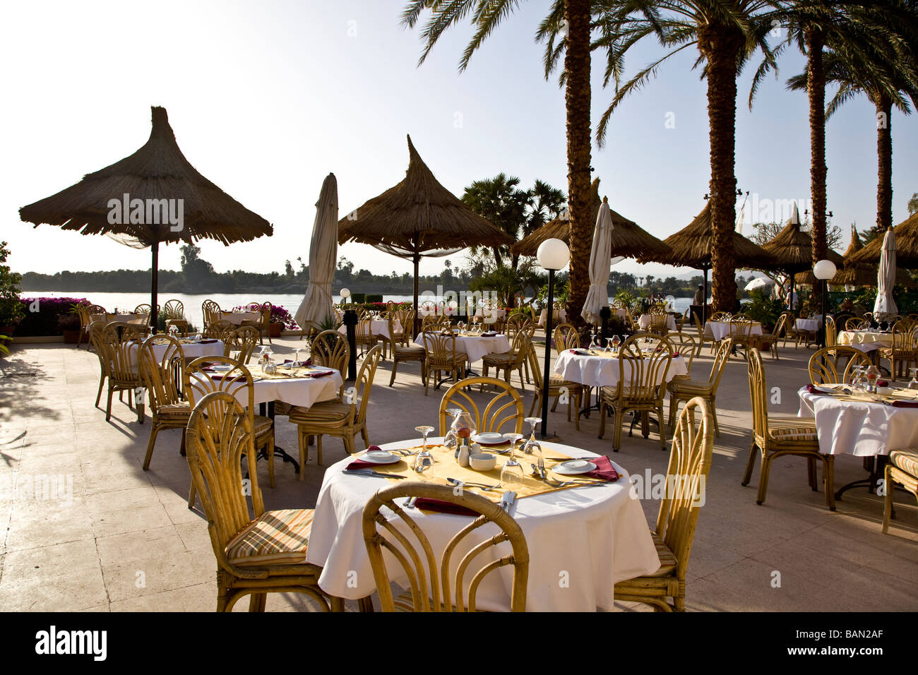 Restaurant mit Blick auf den Fluss Nil Luxor Ägypten Afrika Stockfoto