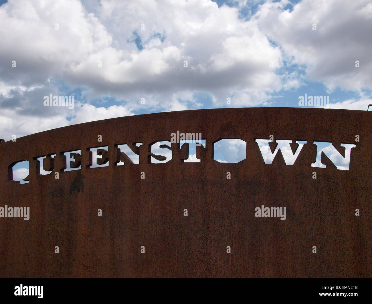 QUEENSTOWN, EIN AM STRAßENRAND ZEICHEN HERGESTELLT AUS STAHLBLECH TASMANIEN AUSTRALIEN Stockfoto