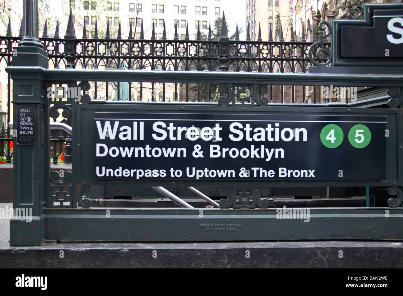 Eingang an der Wall Street u-Bahnstation im unteren Manhattan, New York City, Vereinigte Staaten. Stockfoto