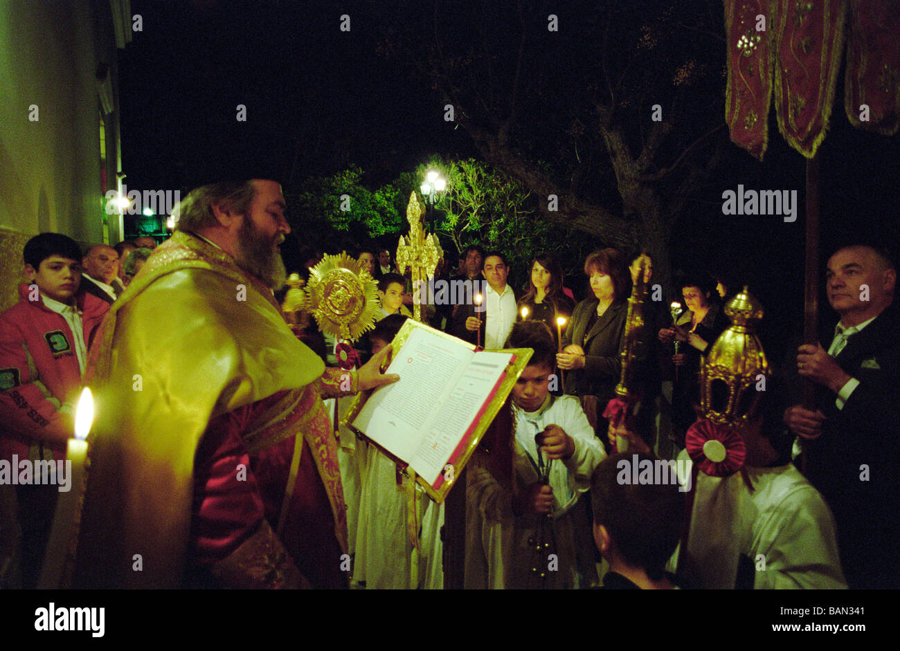 Ein Priester leitet die Mitternacht Feier des griechisch-orthodoxen Ostern in Ikaria, Griechenland, im Dorf Panagia Stockfoto