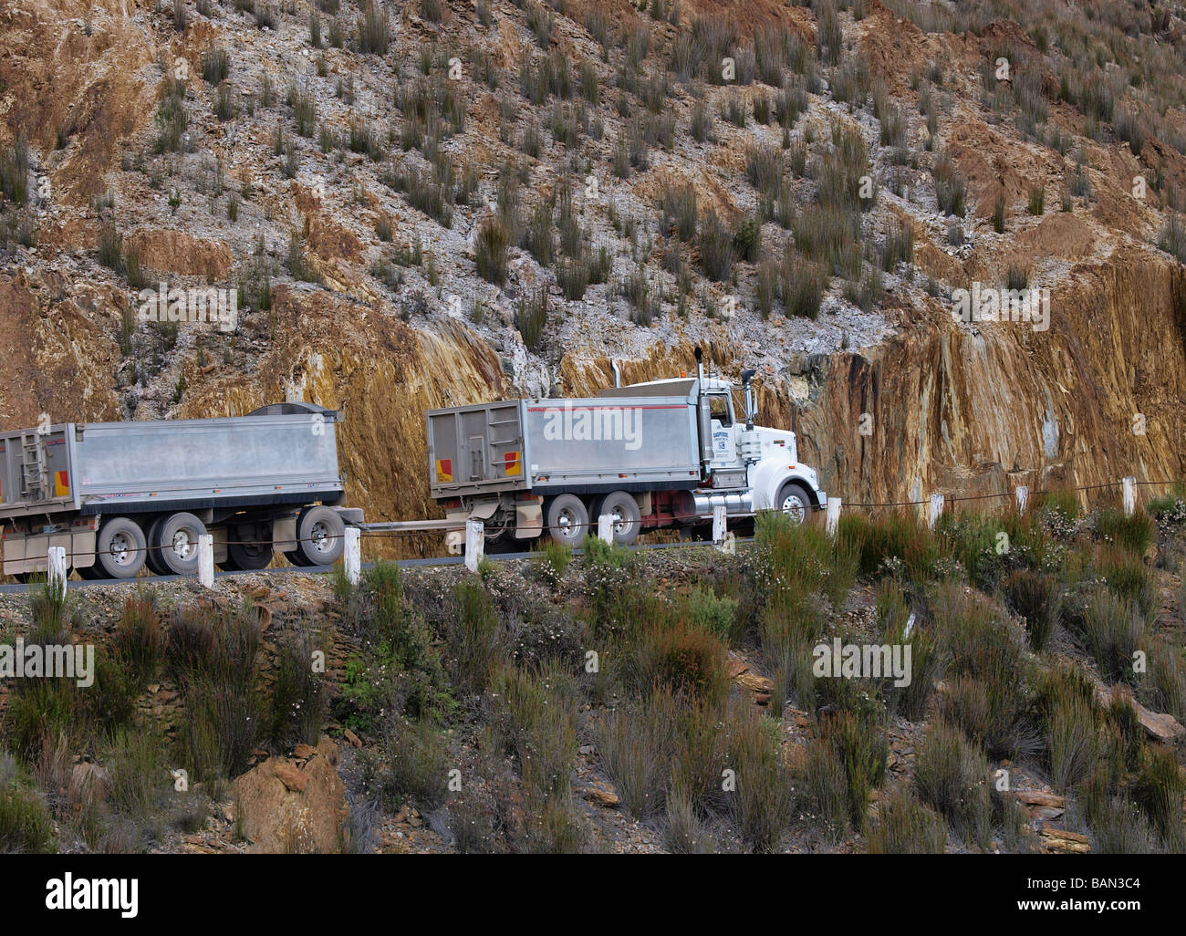 Lkw-Zugmaschine Fahrzeug Hill aus Queenstown, Tasmanien Australien klettern Stockfoto