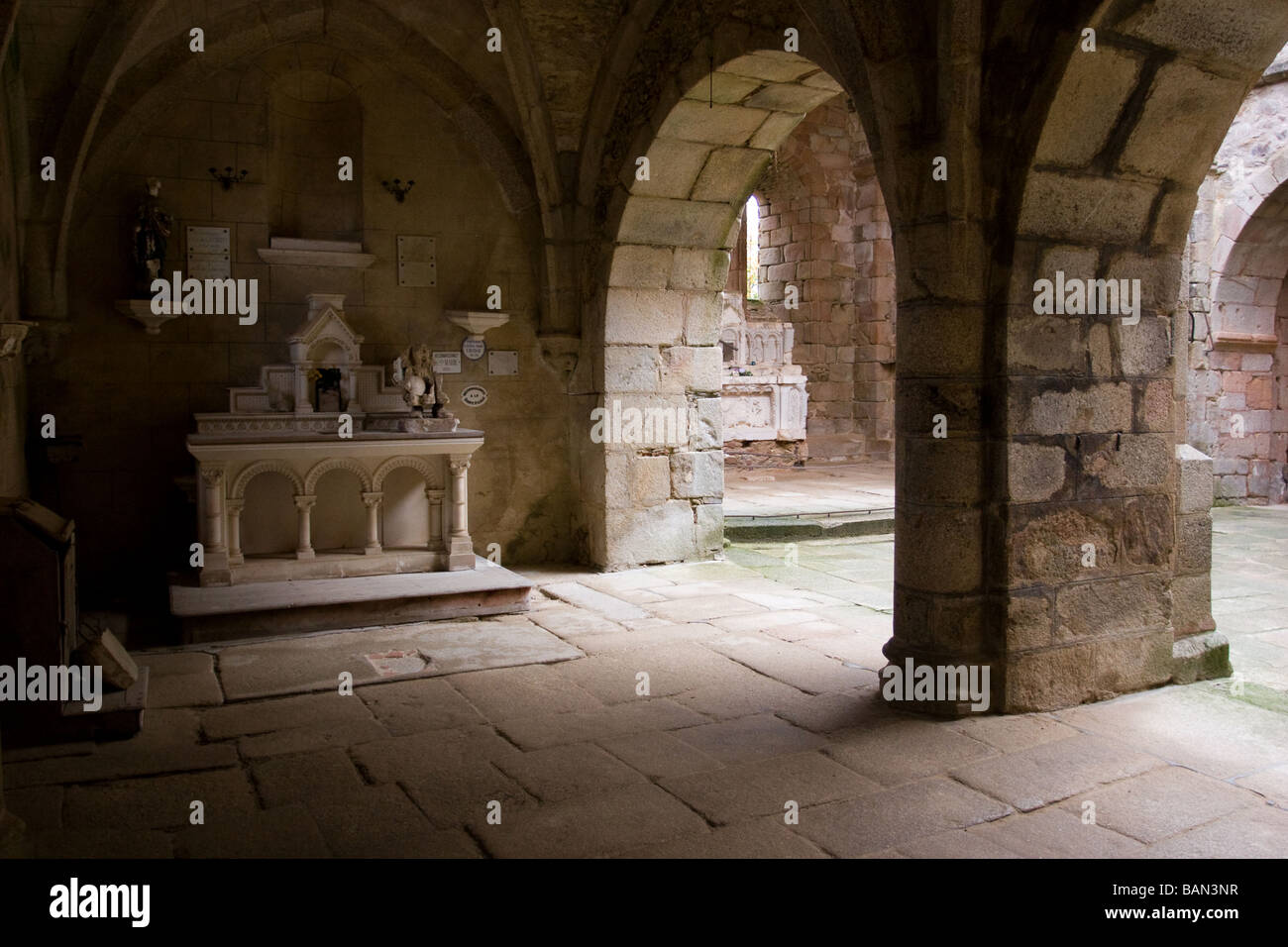 Innere der Kirche in Oradour Sur Glane Limousin Frankreich Stockfoto