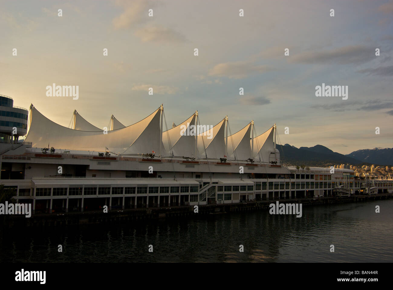 Teflon-Segel Leuchten in warmen Abendsonne Canada Place Vancouver Trade and Convention Centre Stockfoto