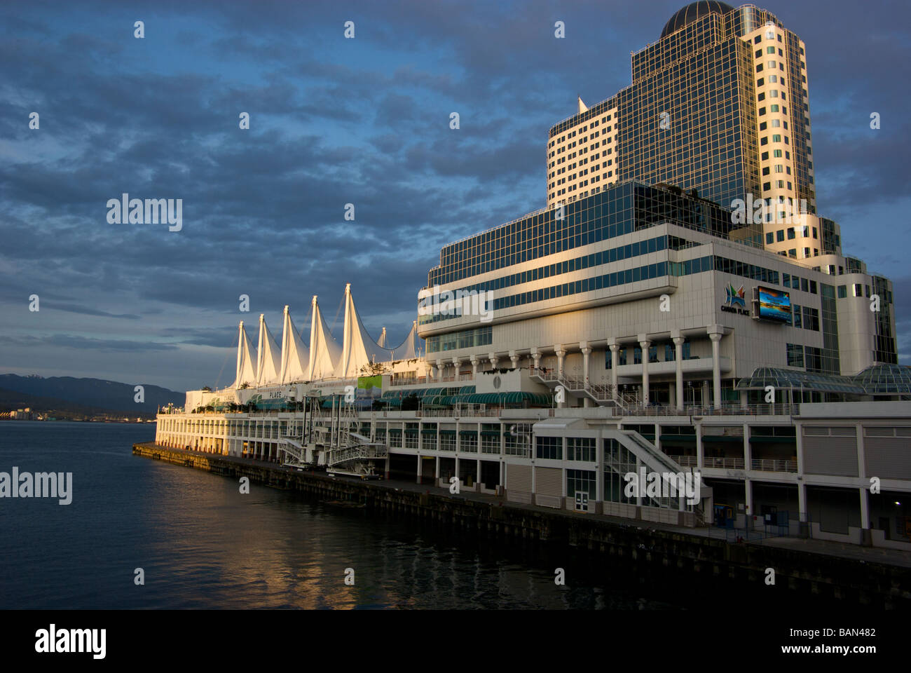 Teflon-Segel der Canada Place Vancouver Trade and Convention Centre Leuchten in der Abendsonne Stockfoto