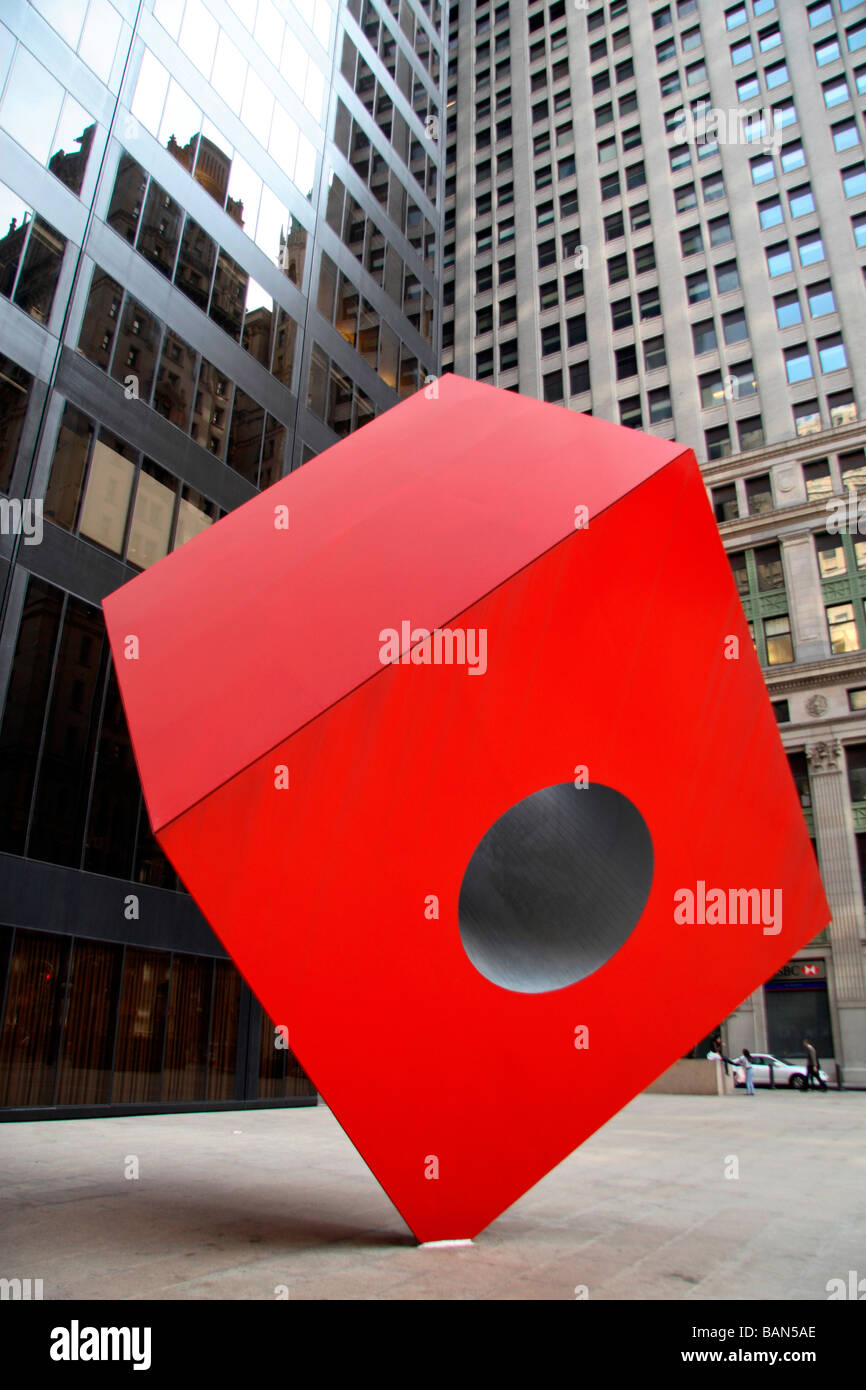 Der rote Würfel Skulptur von Isamu Noguchi, Marine Midland Building in New York City. Stockfoto