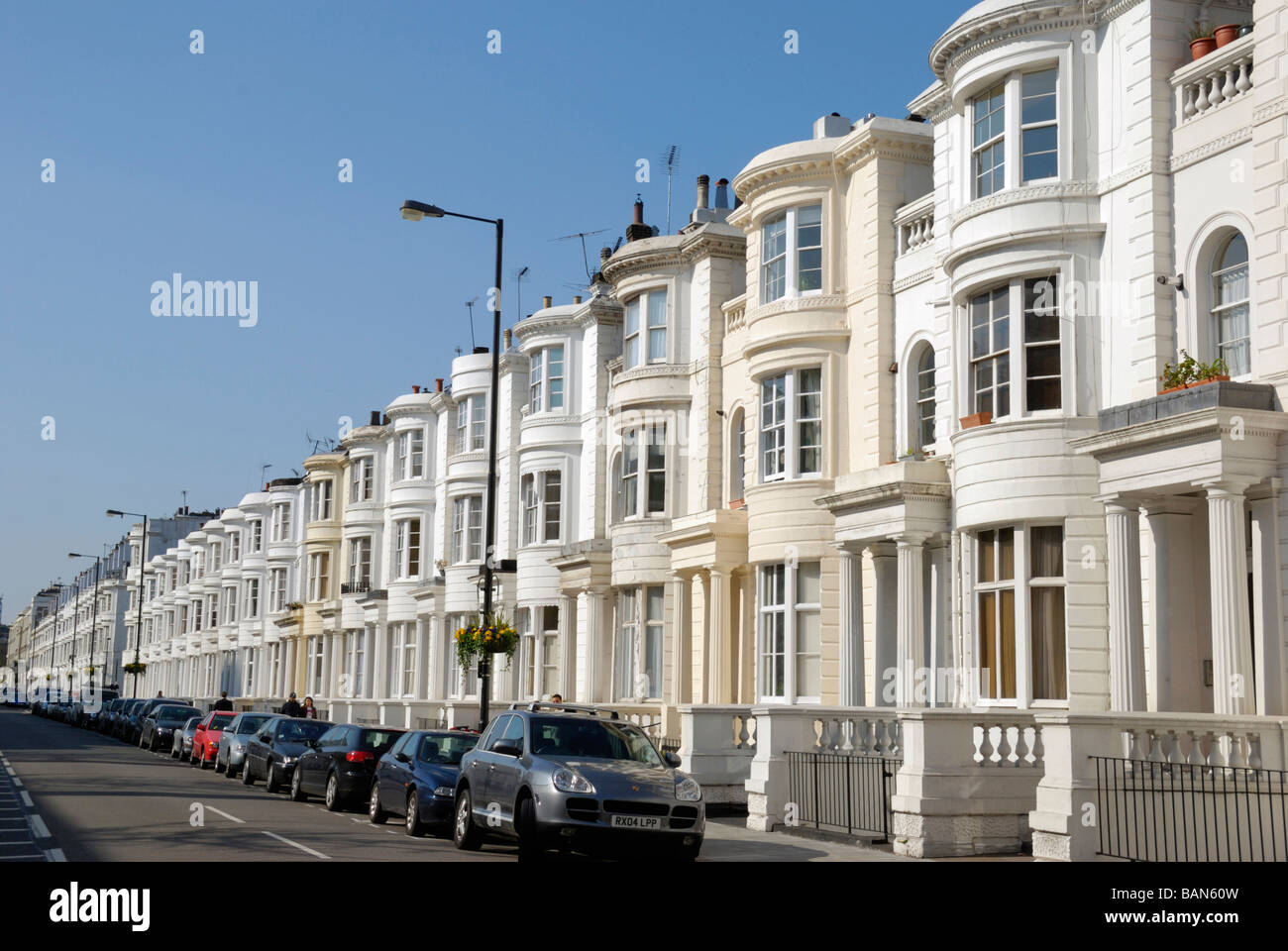 Weiße Reihenhäuser in Gloucester Terrasse Paddington London W2 Stockfoto