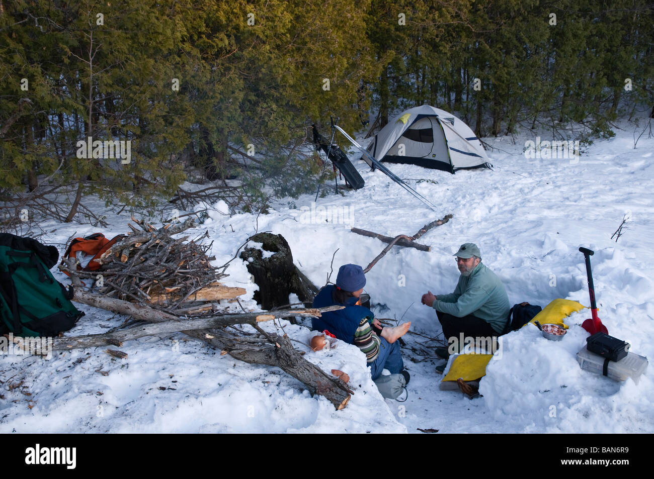 Wintercamping in den Wäldern von Ontario Stockfoto