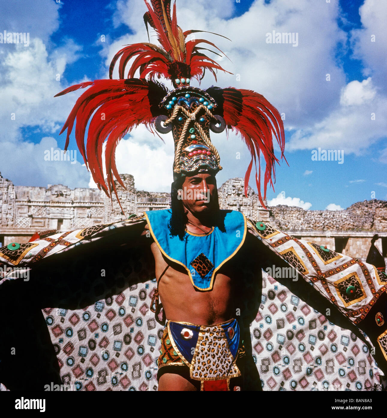 Porträt der folkloristischen aztekische Tänzer Ruine Stätte von Uxmal Mexiko Stockfoto