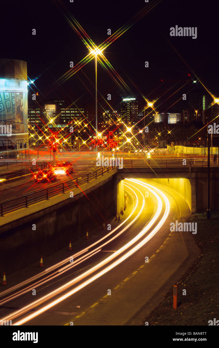 Ampel-Trails von Fahrzeugen, die in Richtung zu und von der Stadt Leeds bei Nacht Yorkshire uk Stockfoto