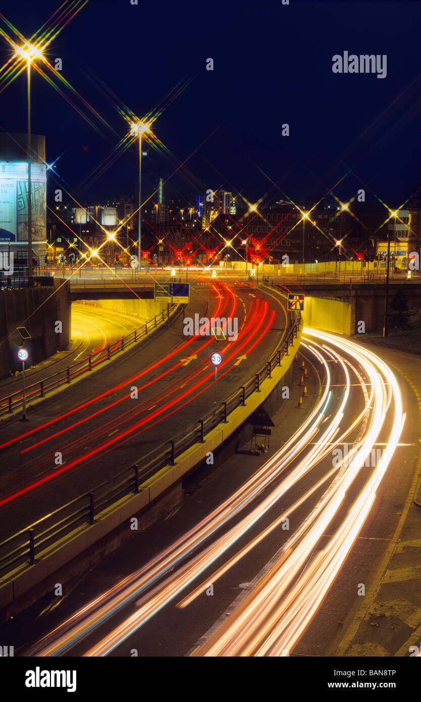 Ampel-Trails von Fahrzeugen, die in Richtung zu und von der Stadt Leeds bei Nacht Yorkshire uk Stockfoto