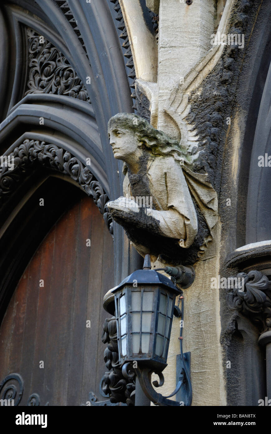 Stone Angel im Außenbereich von die Kirche von St. Matthäus St Petersburgh Ort Bayswater London W2 Stockfoto