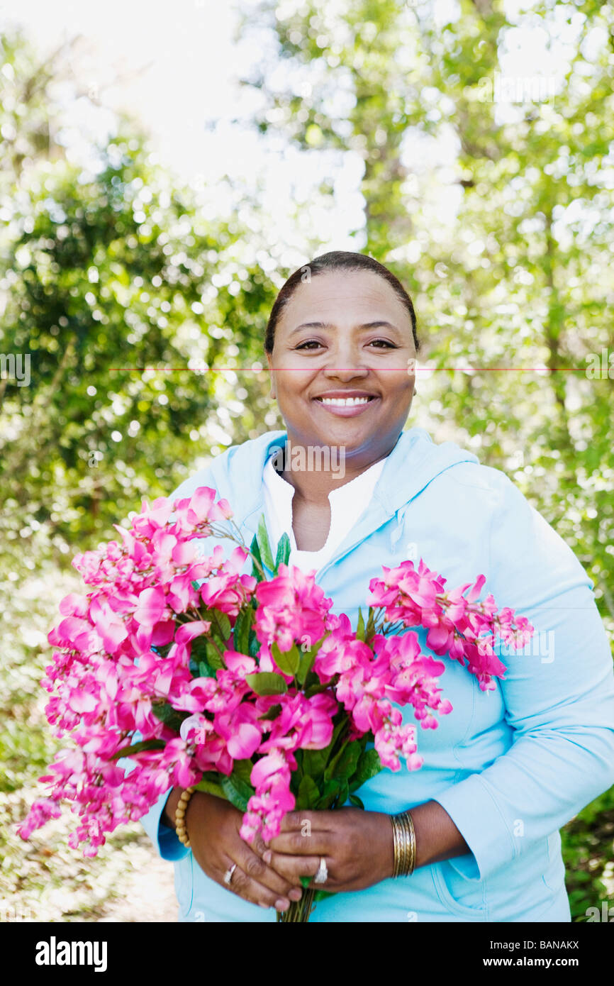 Afrikanische Frau mit Blumenstrauss im freien Stockfoto