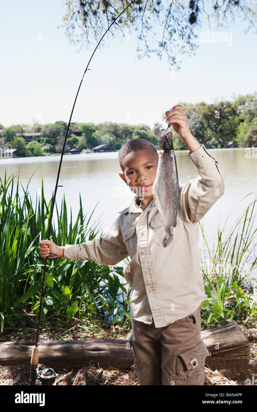 Afrikanische junge mit Angelrute und Fisch Stockfoto