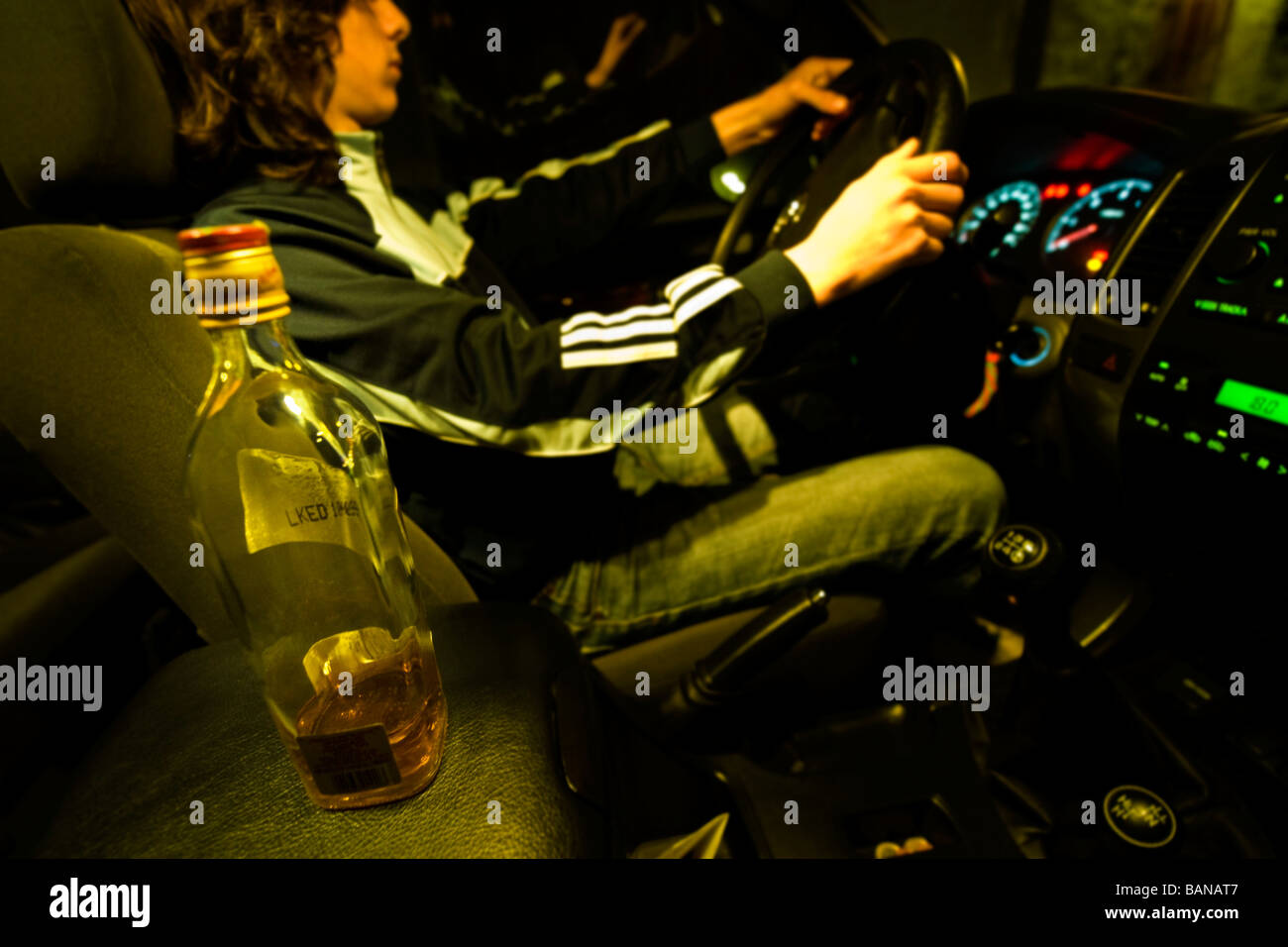 Alkoholismus im Auto Stockfoto