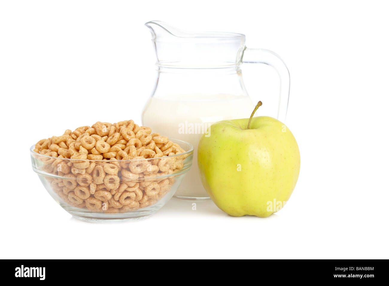 Eine Schüssel mit Cornflakes frischen Apfel und Milch Krug auf weißem Hintergrund Stockfoto