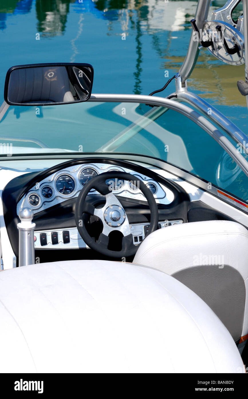 Motorboot-Cockpit in der Marina Port de Pollenca Stockfotografie - Alamy
