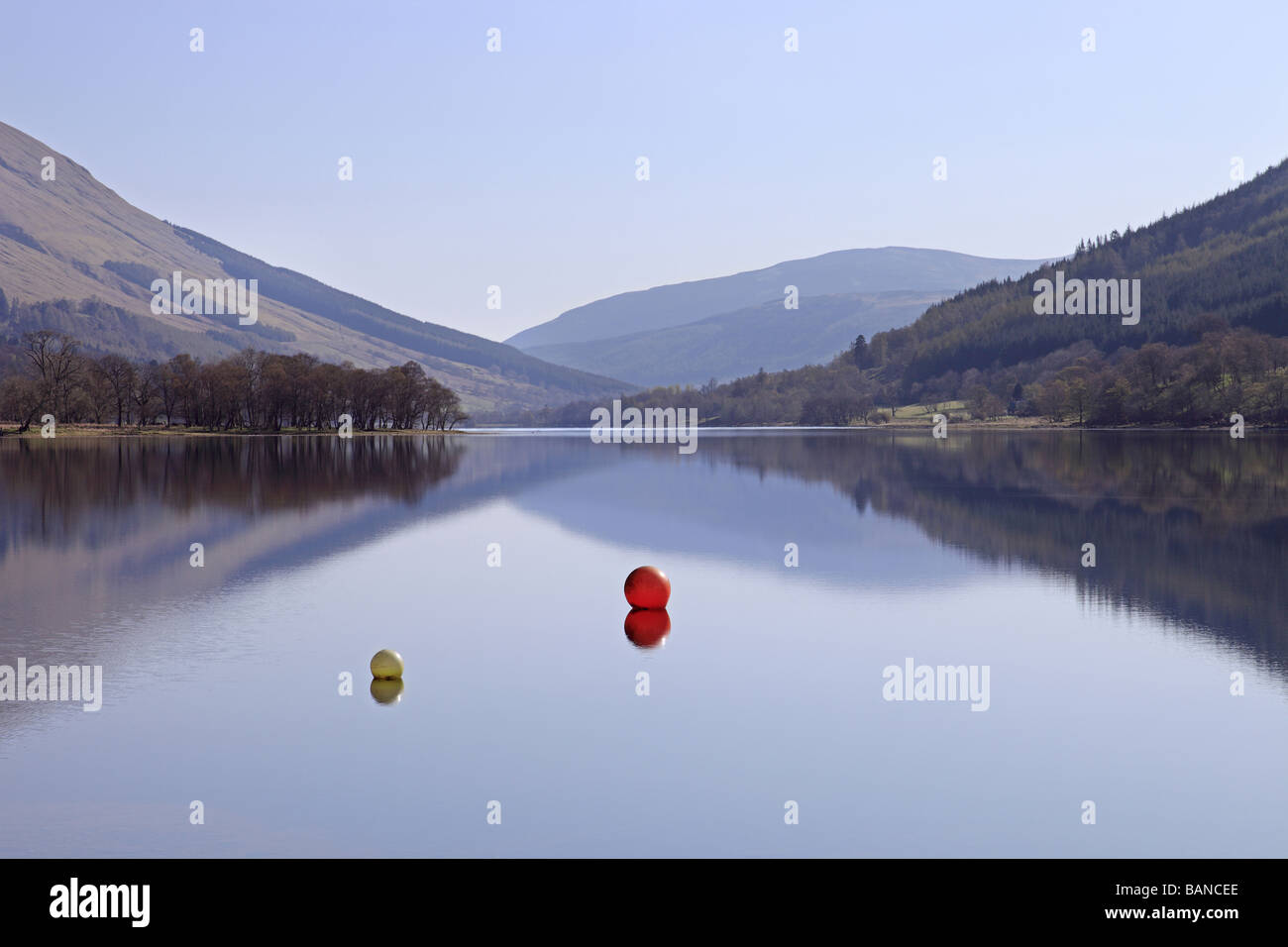 Schöne Reflexionen im Loch Voil, in der Nähe von Balquhidder, Perthshire Stockfoto