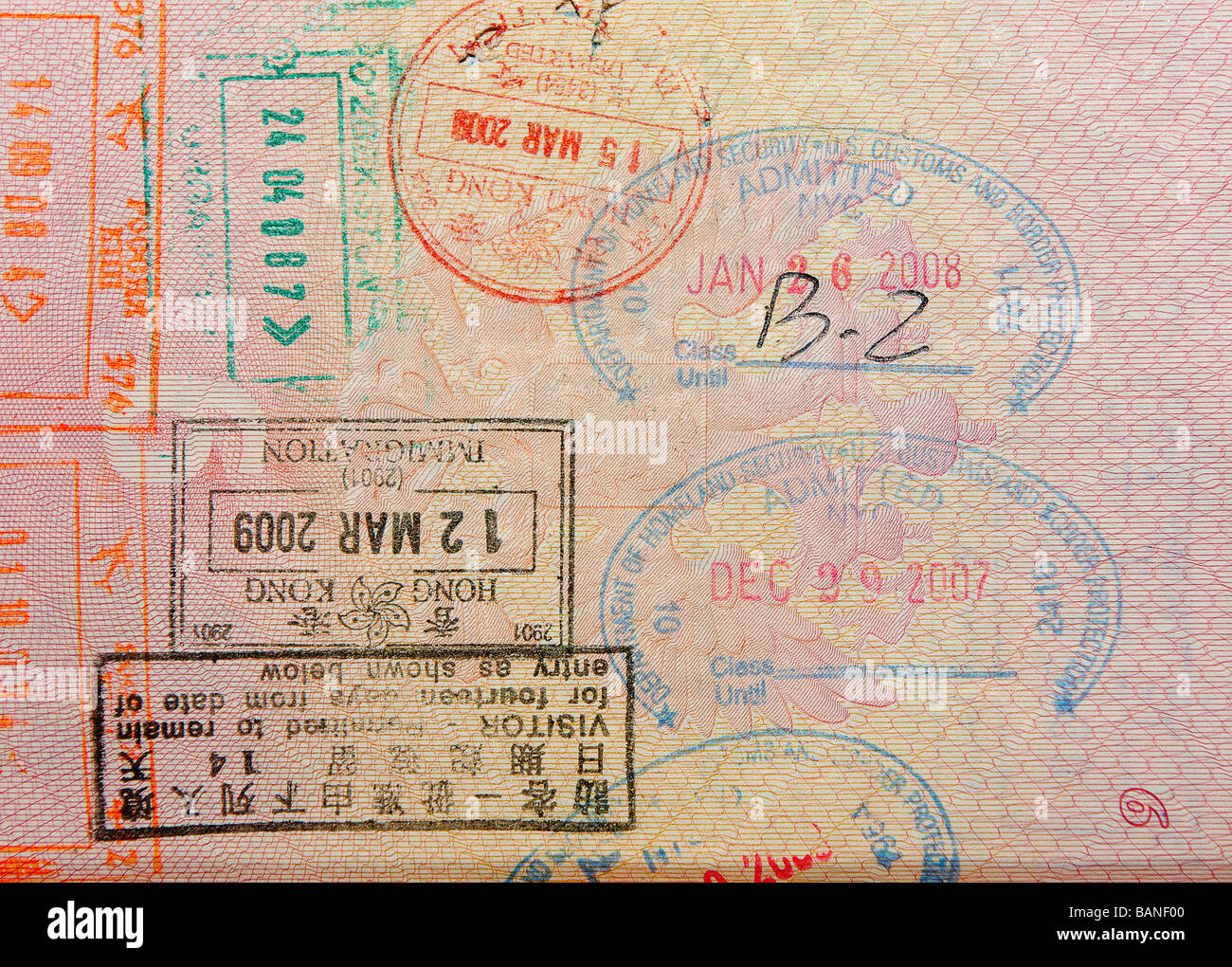 Reisepass mit Hong Kong Briefmarken Stockfoto