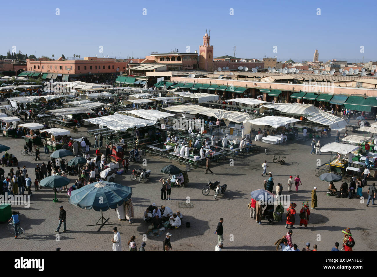 Mit Blick auf Djemaa el-Fna tagsüber, Marrakesch, Marokko Stockfoto