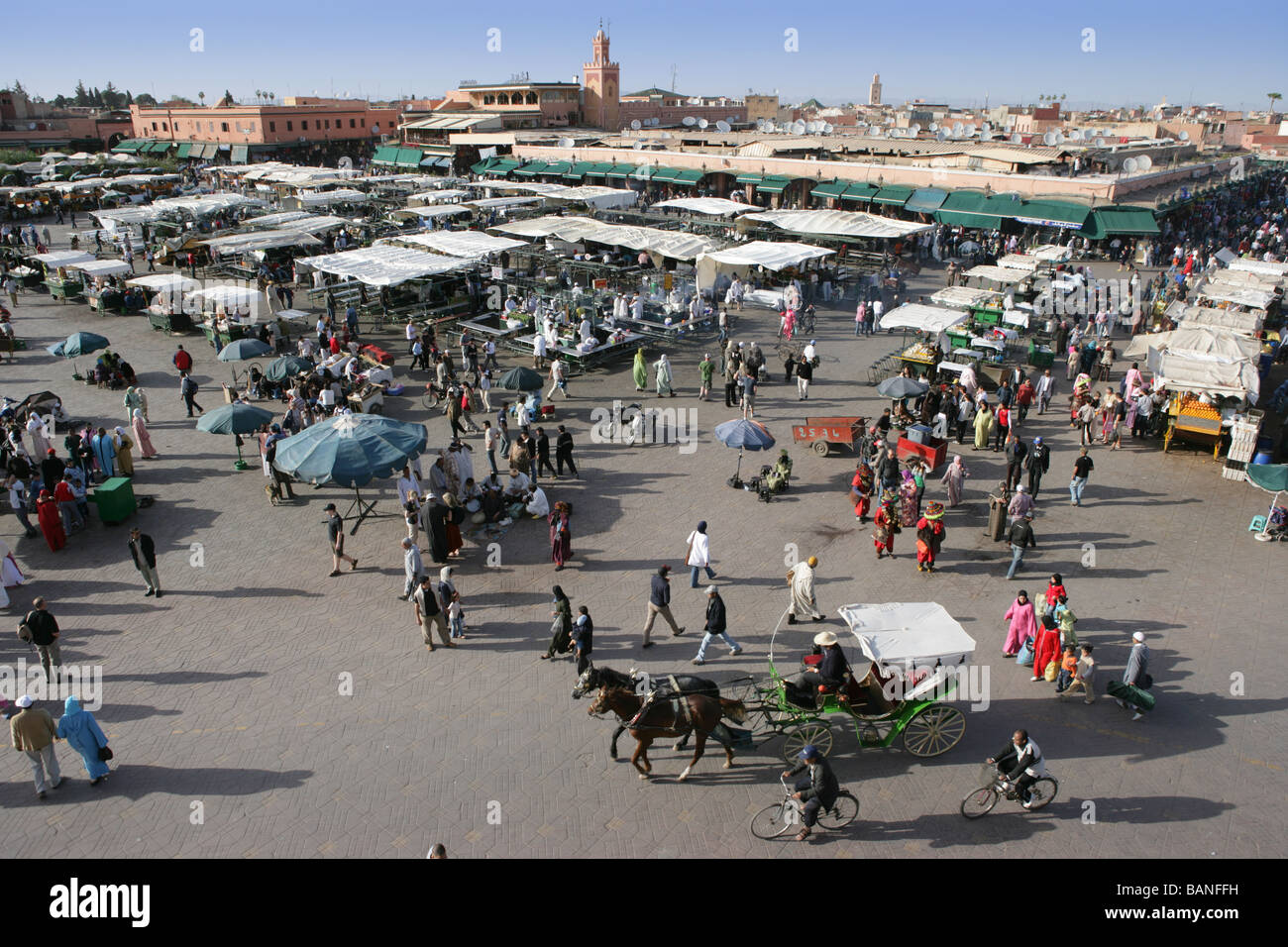 Mit Blick auf Djemaa el-Fna tagsüber mit Pferdekutsche, Marrakesch, Marokko Stockfoto
