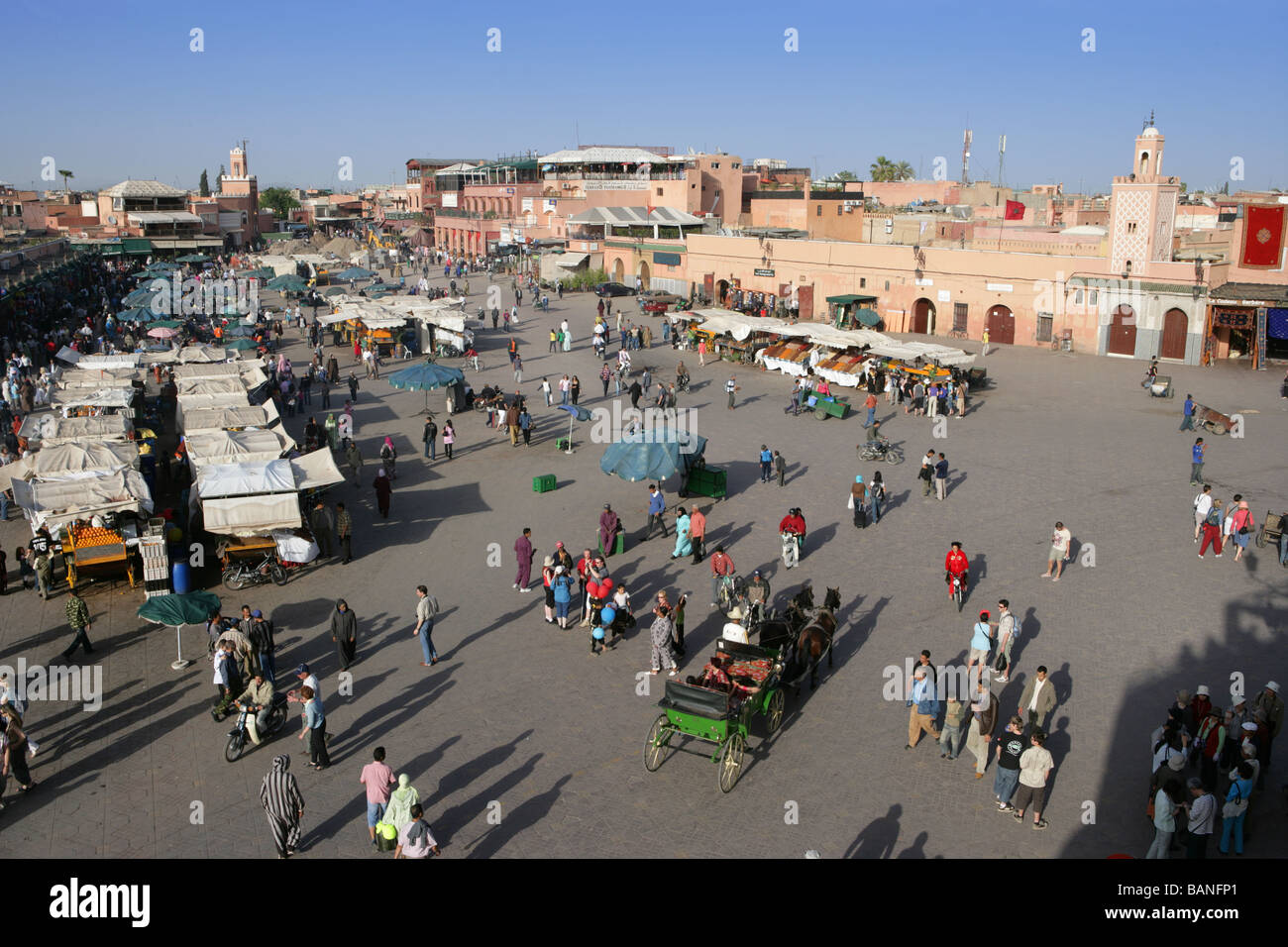 Mit Blick auf Djemaa el-Fna tagsüber, Marrakesch, Marokko Stockfoto