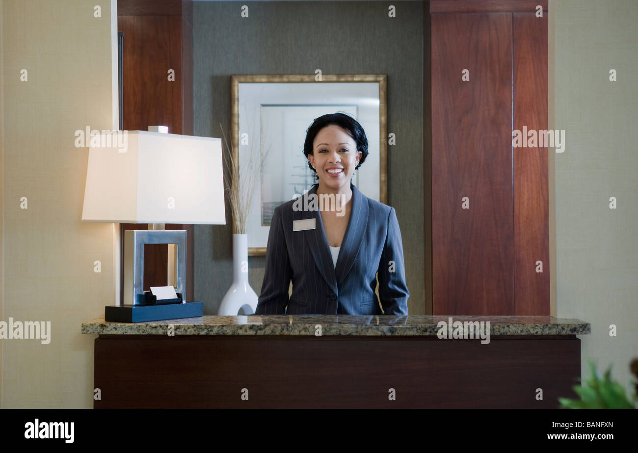 Afrikanerin am Concierge-Schalter Stockfoto