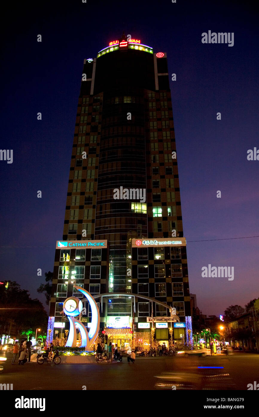 Die Sun Wah Tower nachts am Nguyen Hue in Ho-Chi-Minh-Stadt-Vietnam Stockfoto